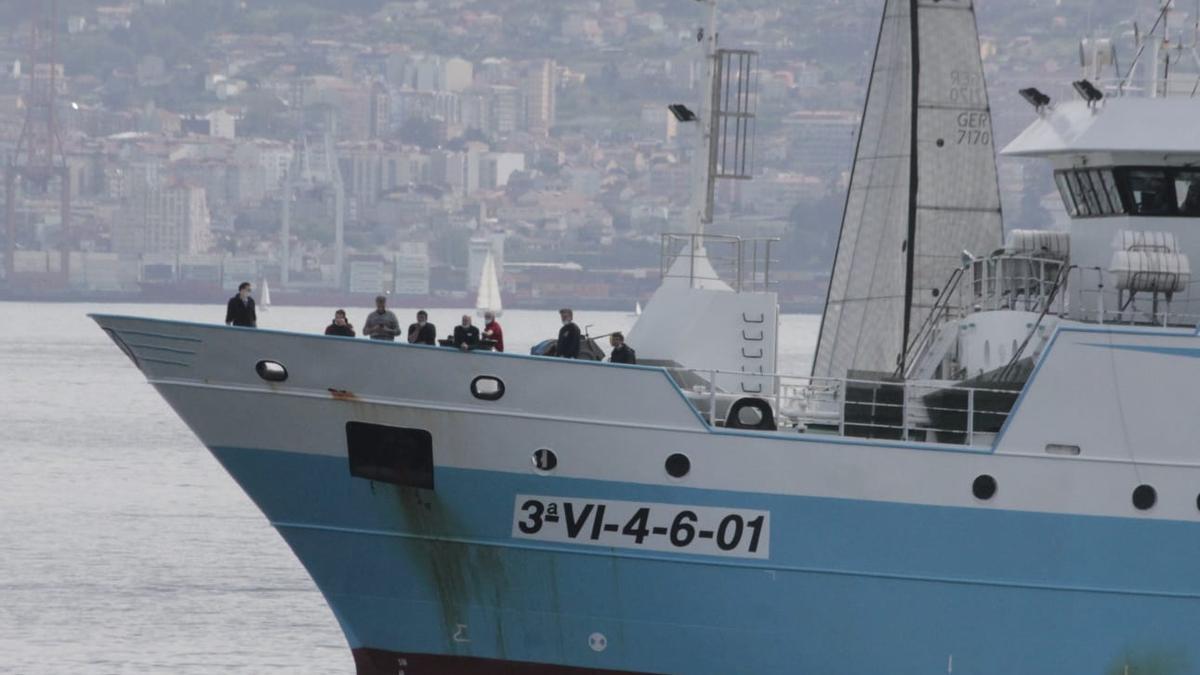 El 'Playa de Menduiña Dos' en su llegada a Cangas