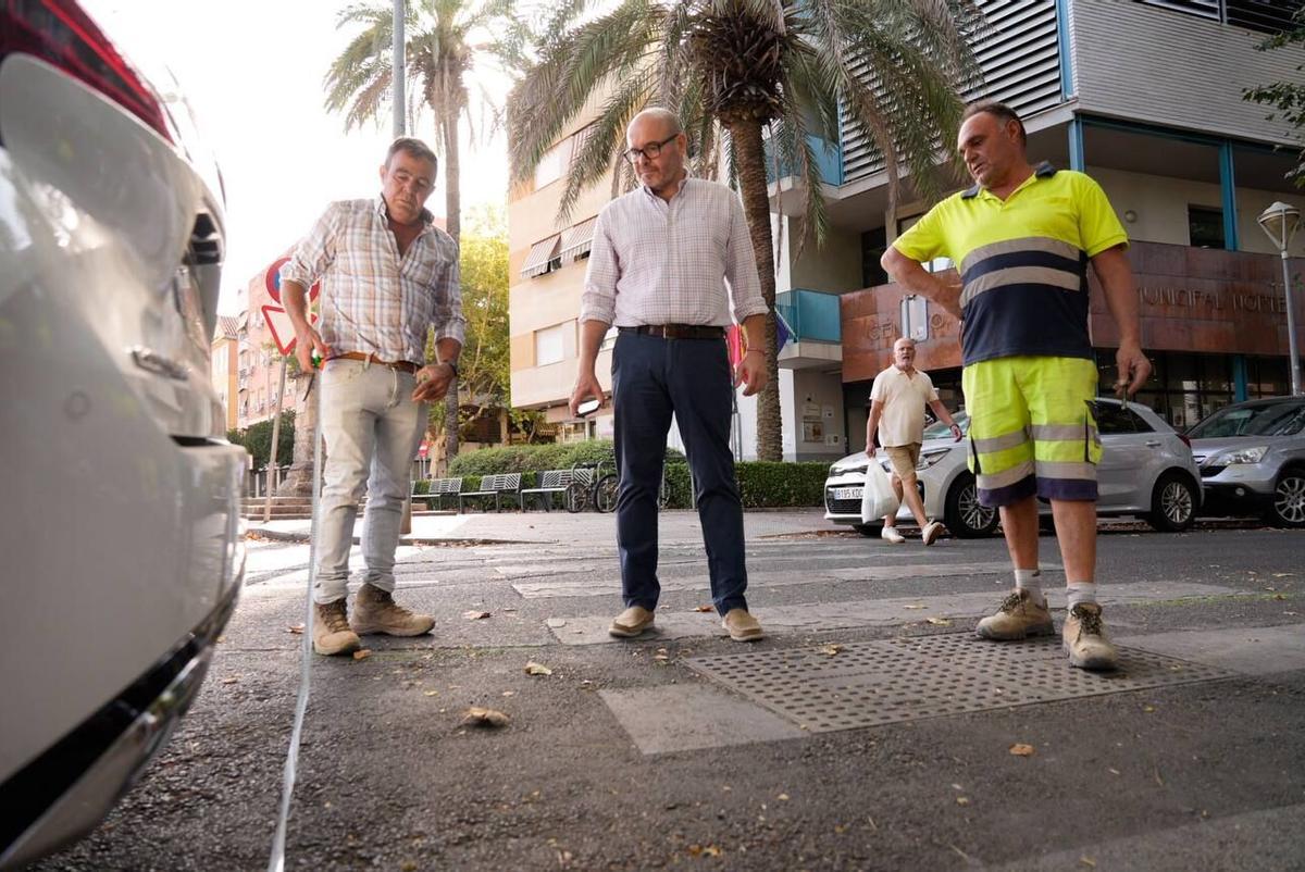 El Ayuntamiento de Córdoba intervendrá en 18 pasos de peatones para mejorar la accesibilidad en el entorno del Centro Cívico Norte. En la imagen, el delegado de Inclusión y Accesibilidad, Bernardo Jordano ., junto a dos técnicos municipales.