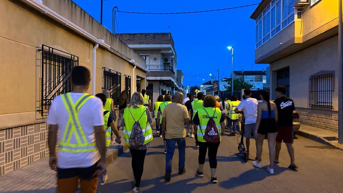Un grupo de vecinos de La Aljorra durante una de sus salidas nocturnas a patrullar la localidad.