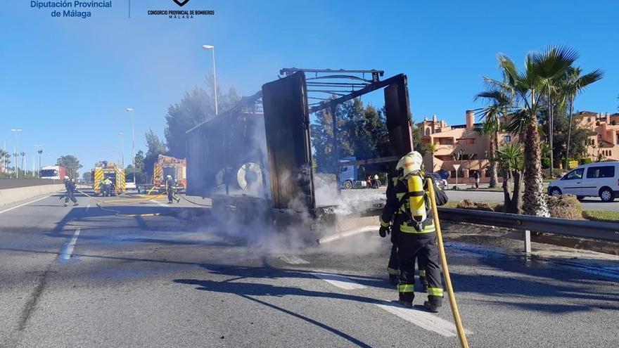 El incendio de un camión en la A-7 deja un carril cortado y dos kilómetros de retenciones en Estepona