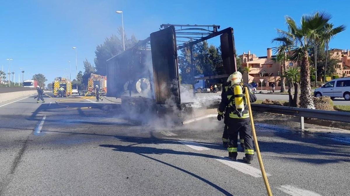 Bomberos del CPB, en el incendio de un camión en la A-7 en Estepona