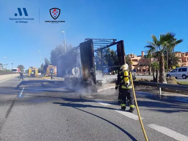 El incendio de un camión en la A-7 deja un carril cortado en Estepona