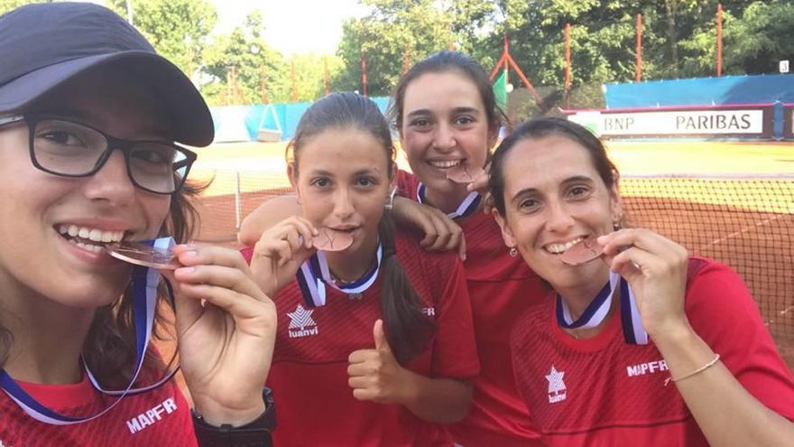 Alba Rey, segunda por la izquierda, celebrando la medalla.