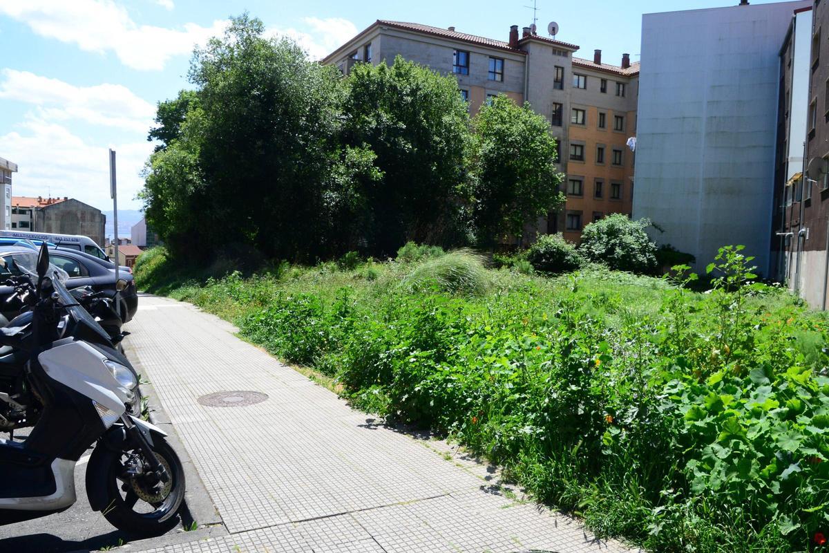 Terreno donde se pretende construir un nuevo aparcamiento municipal en la avenida de Galicia