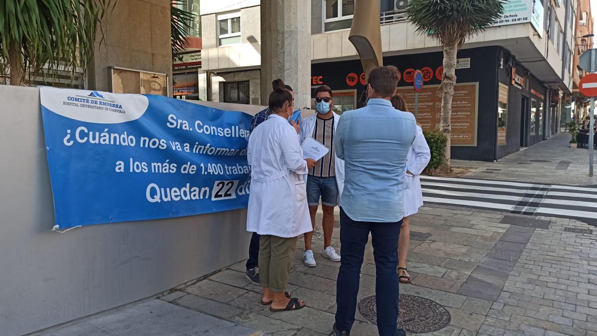 Los trabajadores del Hospital de Torrevieja reivindicaron la negociación con la Generalitat en el acceso al Ayuntamiento