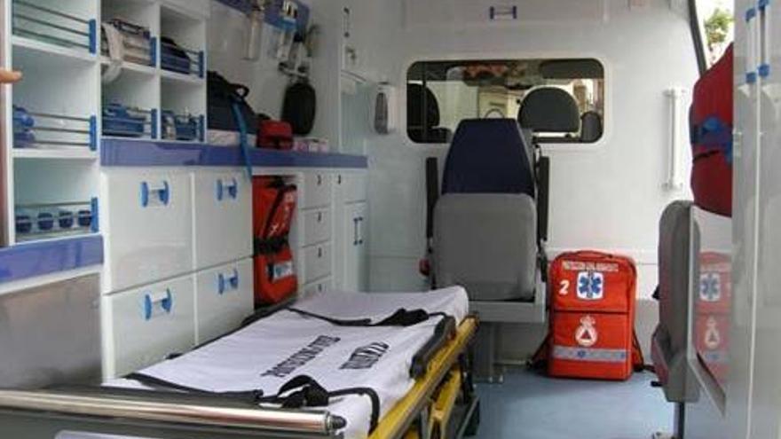 Interior de una ambulancia de Protección Civil. // FdV