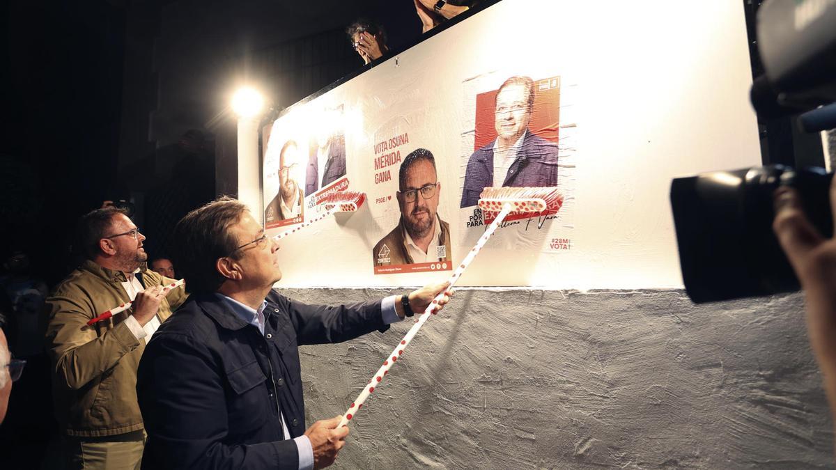 El secretario general del PSOE de Extremadura y candidato a la reelección a la presidencia de la Junta, Guillermo Fernández Vara, y el candidato a la reelección a la alcaldía de Mérida, Antonio Rodríguez Osuna (i), participan en el arranque de la campaña electoral del 28-M.