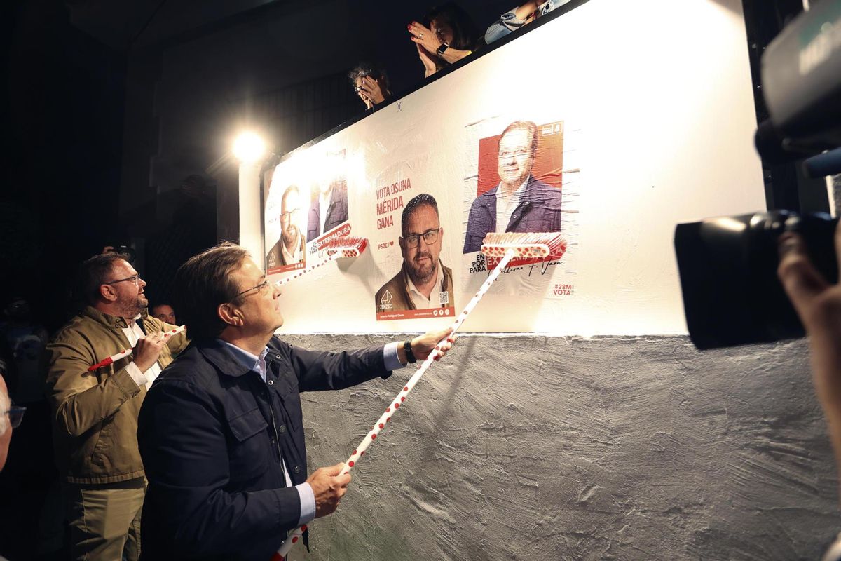 El secretario general del PSOE de Extremadura y candidato a la reelección a la presidencia de la Junta, Guillermo Fernández Vara, y el candidato a la reelección a la alcaldía de Mérida, Antonio Rodríguez Osuna (i), participan en el arranque de la campaña electoral del 28-M.