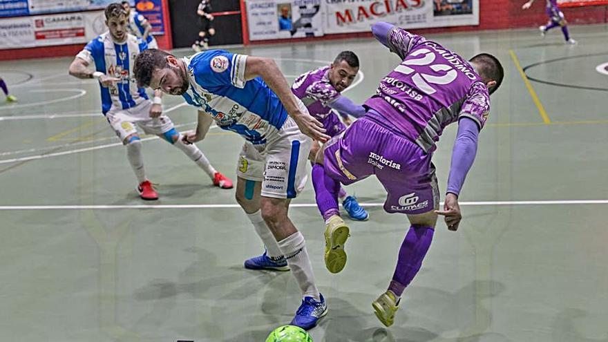 Un jugador del Atlético Benavente trata de hacerse con el balón