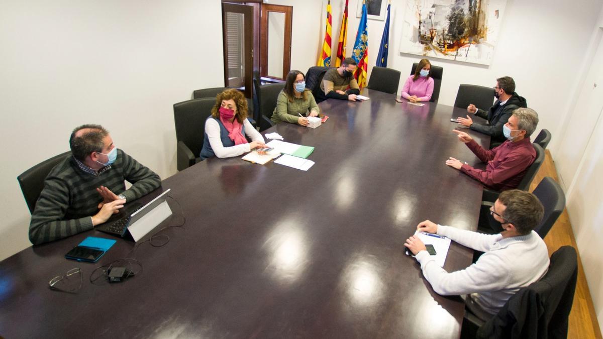 Un pleno en Xixona, con Isabel López y Javier Gutiérrez al fondo