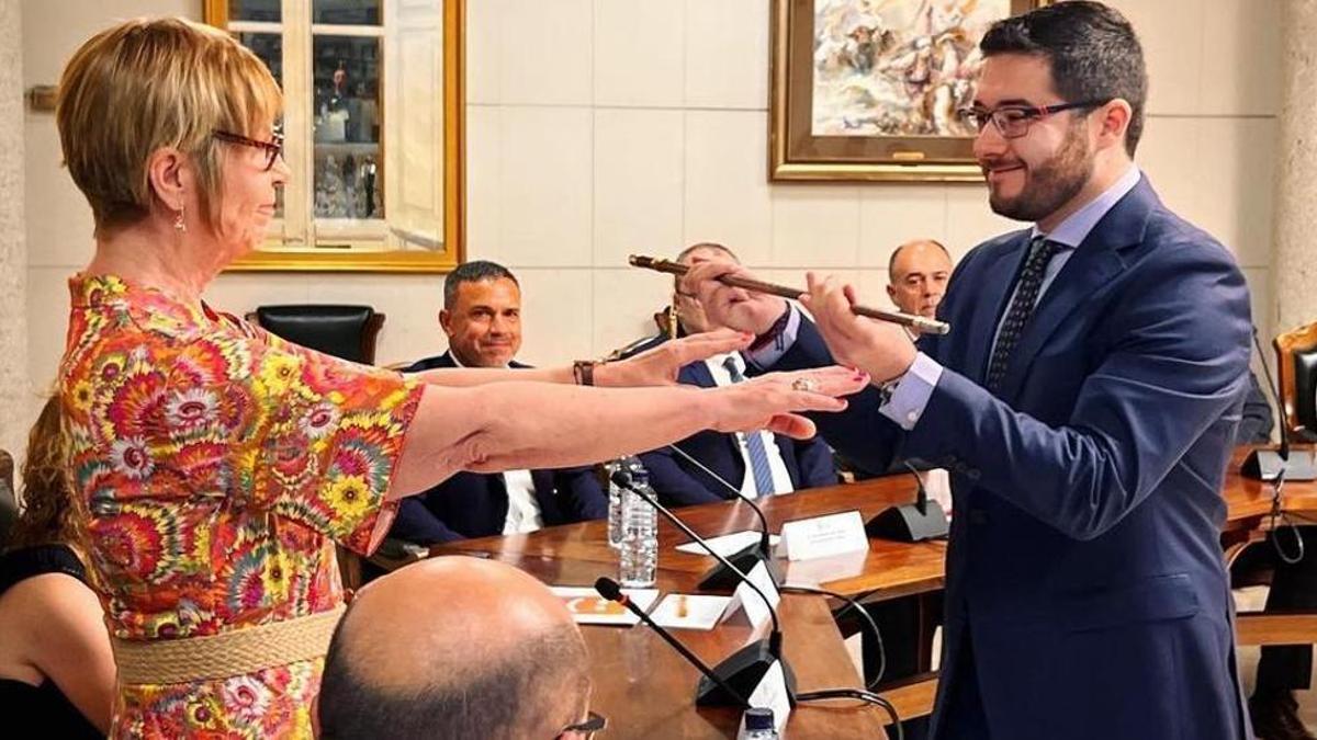 El alcalde Alejandro Quilis, recibe el bastón de mando en la investidura de manos de la edil Mª Àngels Salom.