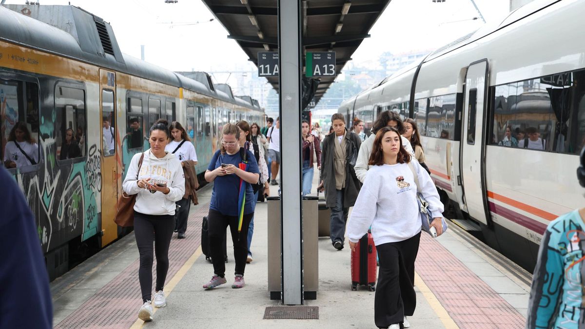 Universitarios y trabajadores a su llegada a la estación Vigo Guixar en un tren de Media Distancia