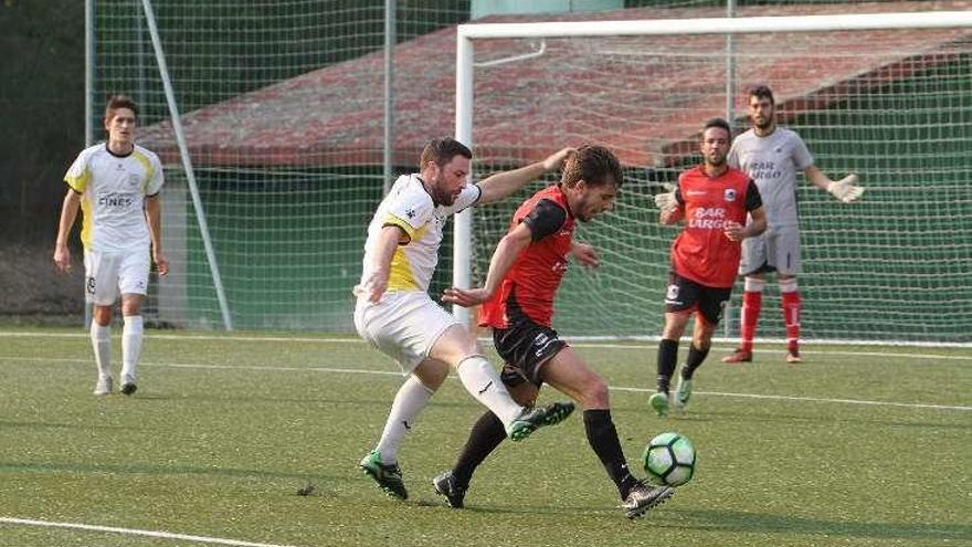 Un lance del partido entre Loñoá y el Atlético Arnoia. // Iñaki Osorio