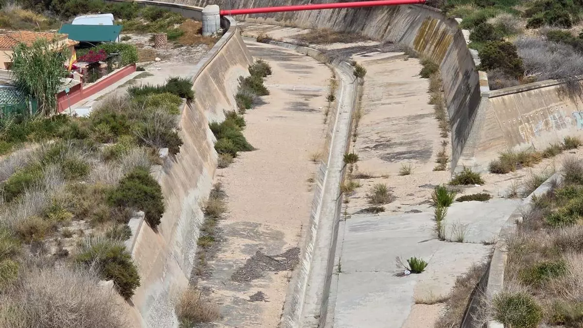 El río Vinalopó, completamente seco a su paso por Elda