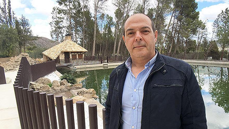 El alcalde Isidro Monzó, en las instalaciones renovadas de la zona de ocio de «La Cabaña».