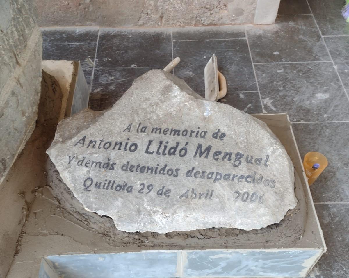 La leyenda que está junto al monumento a la memoria de Antoni Llidó