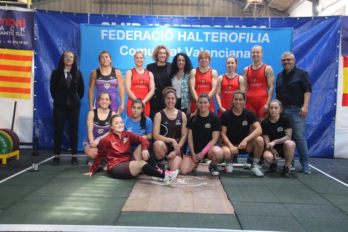 Equipo femenino del Club de Halterofilia Alzira.