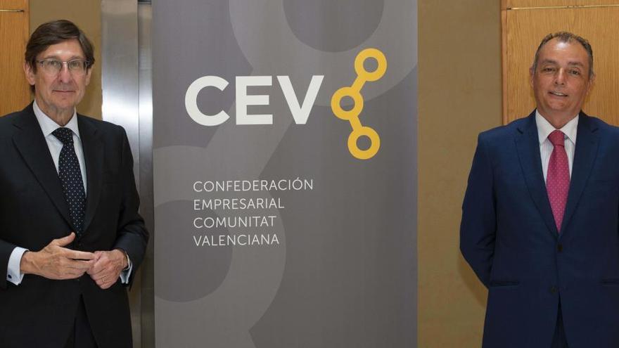 El presidente de Bankia, José Ignacio Goirigolzarri, con el máximo responsable de la CEV, Salvador Navarro.