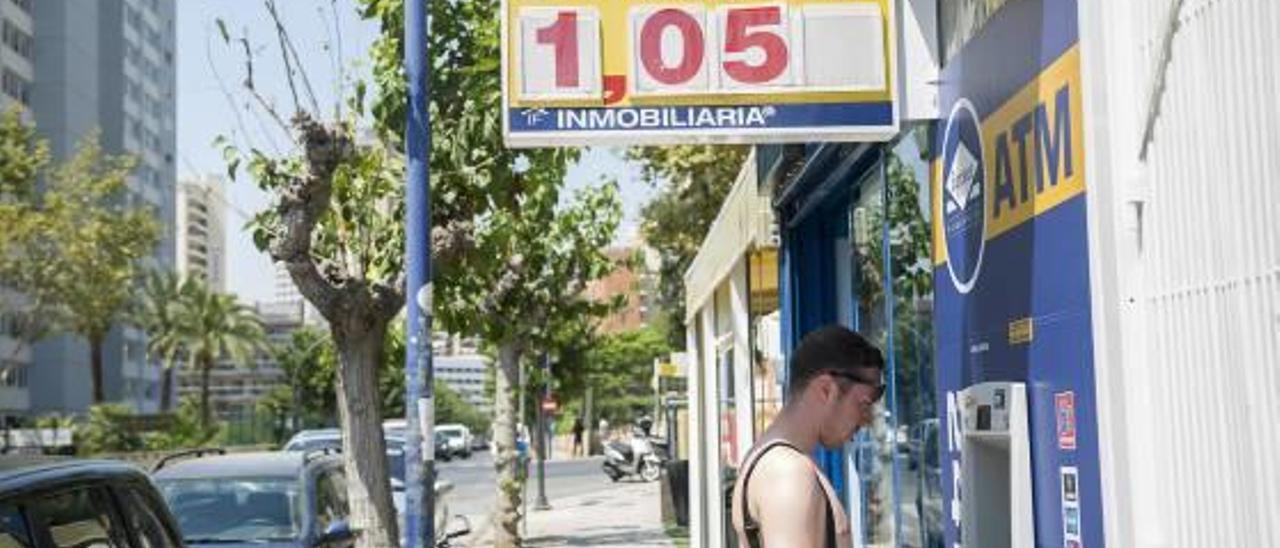 Una de las oficinas de cambio situada en el Rincón de Loix de Benidorm.