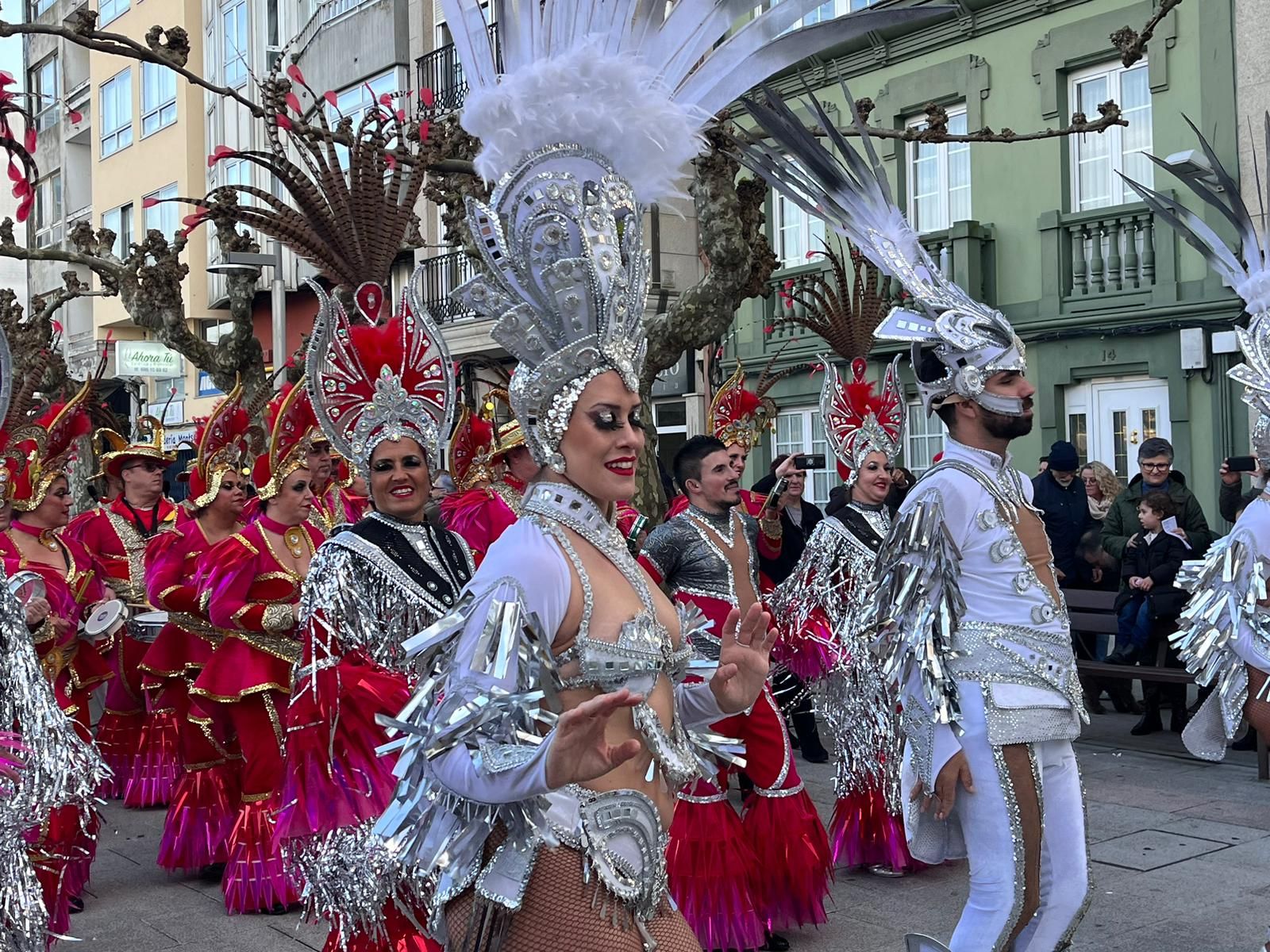 Carnaval 2023: Las comparsas llenan de color el centro de Sada