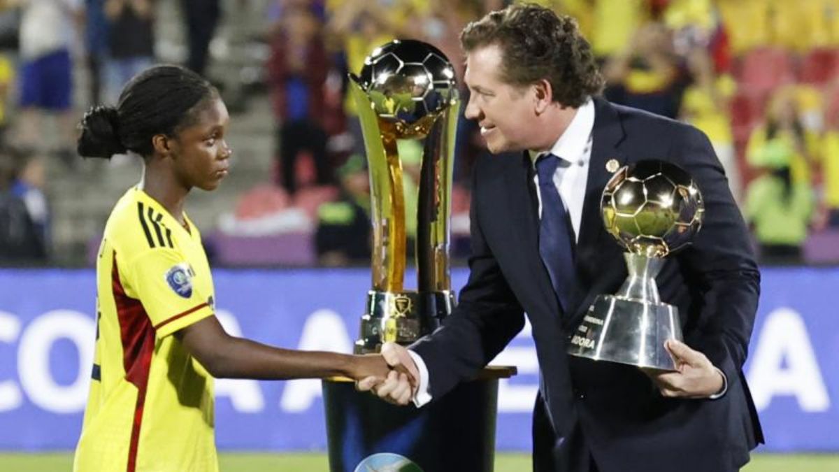 El presidente de la Conmebol, Alejandro Domínguez, entrega el trofeo de mejor jugadora a Linda Caicedo de Colombia tras la final de la Copa América Femenina