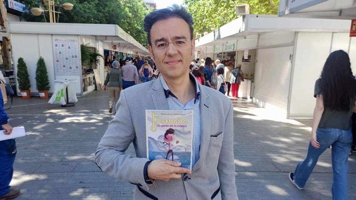 Álvaro de la Fuente, con su libro, 'Fosforito, un genio de la música'.