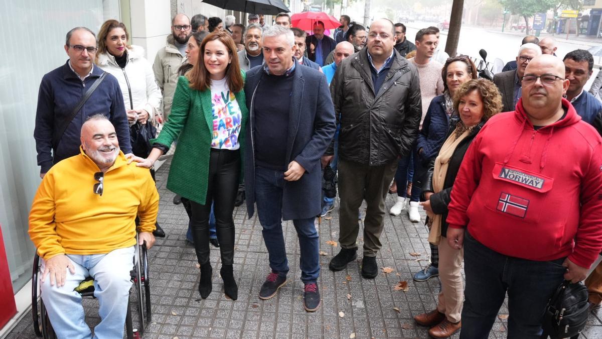 Primer paso oficial de la precandidatura de Carmen Victoria Campos, hoy llegando a la sede del PSOE.