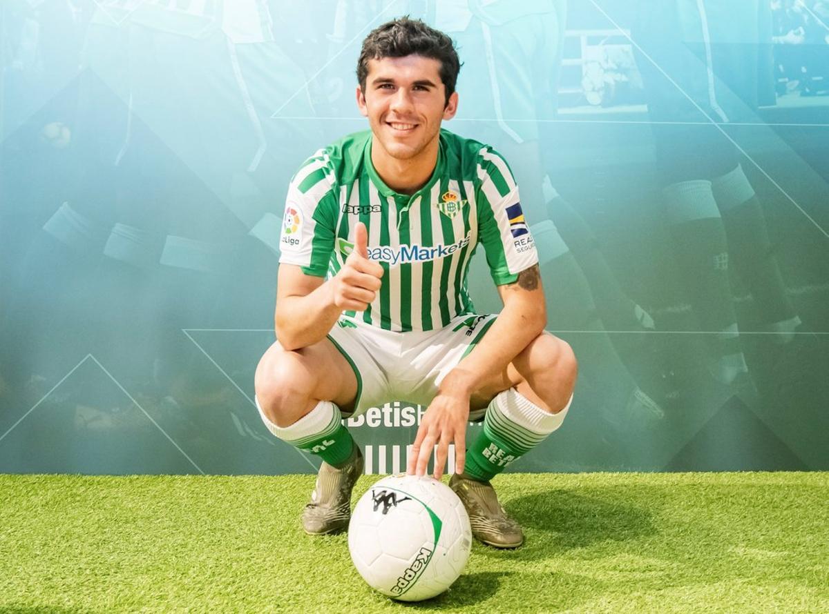 GRAFAND4048. SEVILLA, 08/01/2020.- El medio Carles Aleñá, durante su presentación hoy miércoles como nuevo jugador del Betis, al que llega cedido por el Barcelona hasta la conclusión de la temporada, ha destacado que espera pasar seis meses de gloria, aunque no descarta seguir en el futuro pese a que en el contrato no existe la opción de compra, hoy en la sede del club bético en Sevilla. EFE/ Raúl Caro.