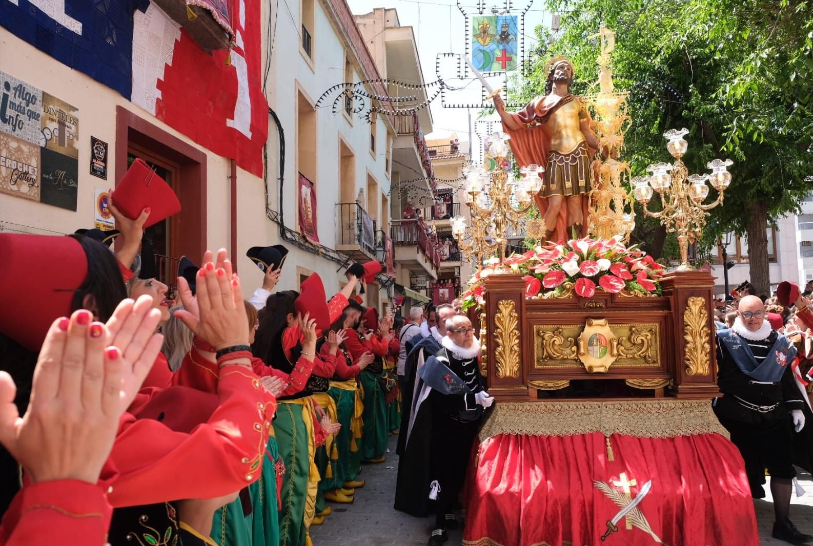 Ovación para San Bonifacio, Mártir, al irrumpir en la plaça de Baix.