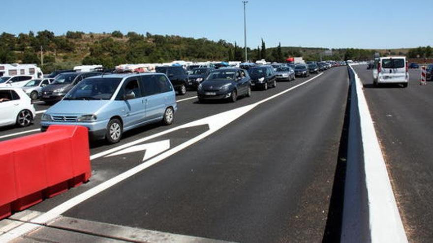 Tercer dia de cues pels controls a la frontera amb França