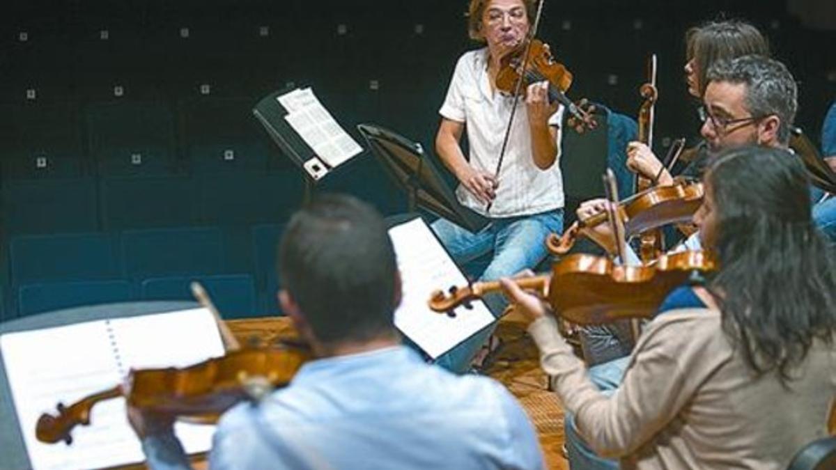 Compenetración 8 Antje Weithaas (violín) y la orquesta, en un ensayo.