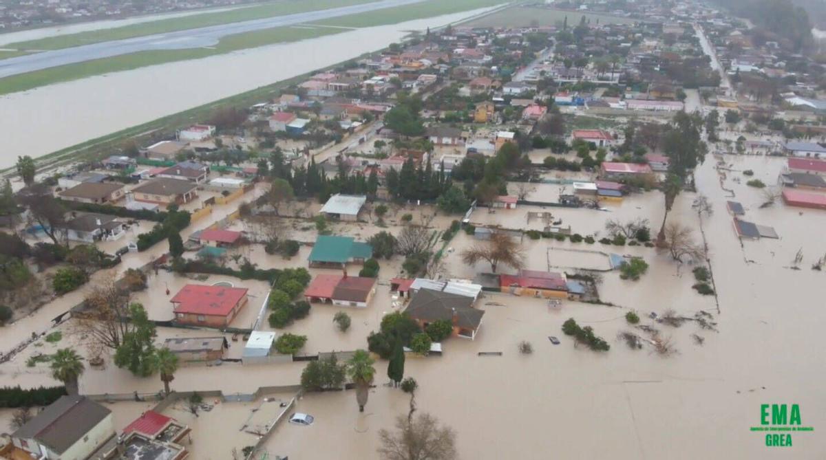 Viviendas inundadadas por la crecida del río Guadalquivir, junto al aeropuerto de Córdoba.