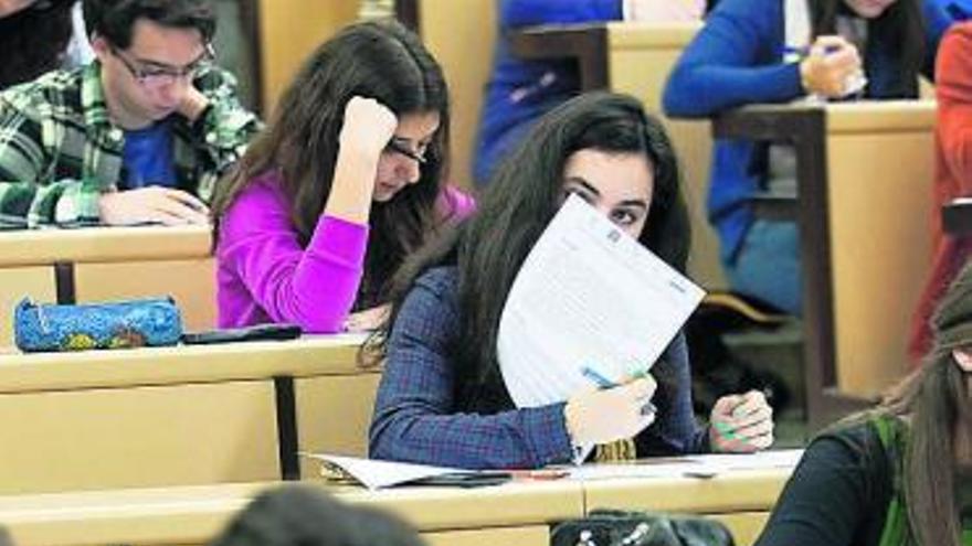 Estudiantes de segundo de Bachiller, ayer, durante la Olimpiada de Química.