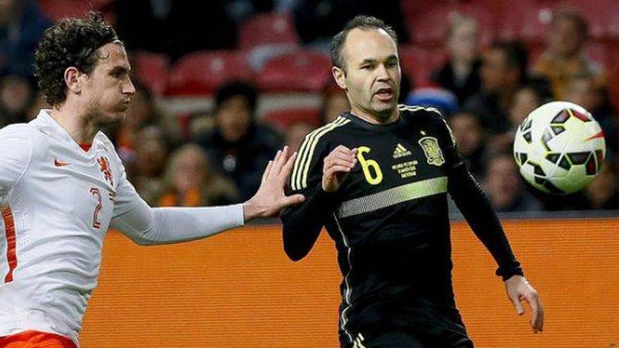 Hiddink: &quot;Los que han pitado a Iniesta son unos sinvergüenzas&quot;