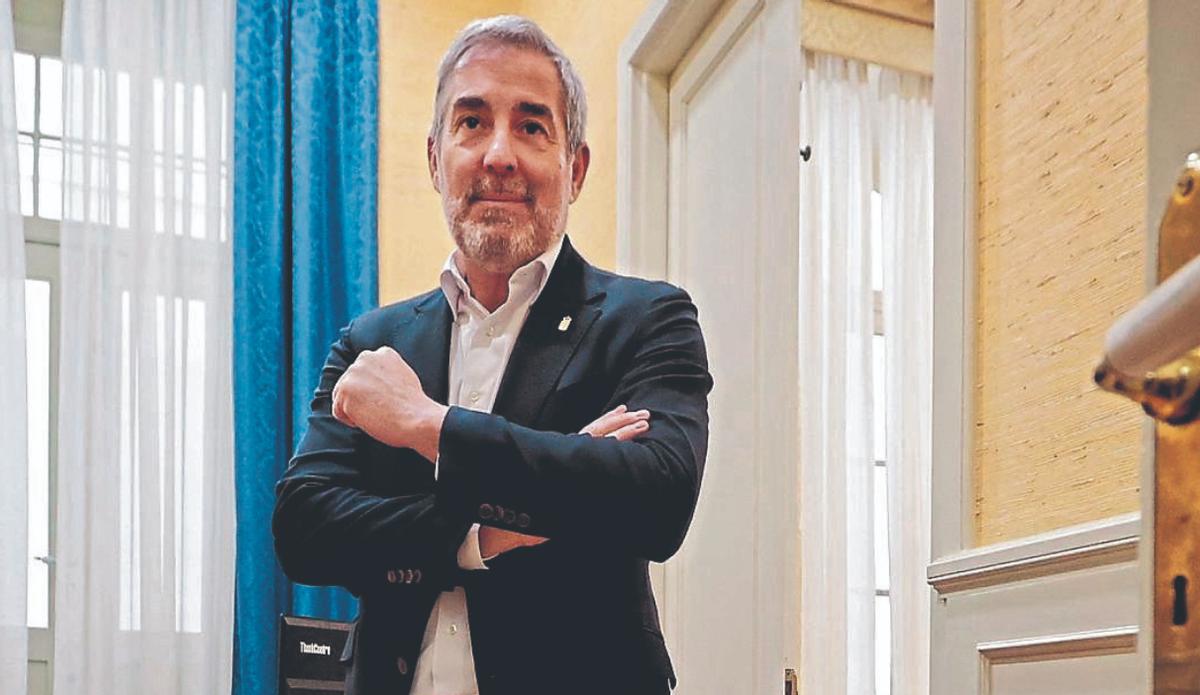 El presidente Fernando Clavijo, calzado con zapatillas deportivas, ayer en uno de los despachos del Parlamento de Canarias.