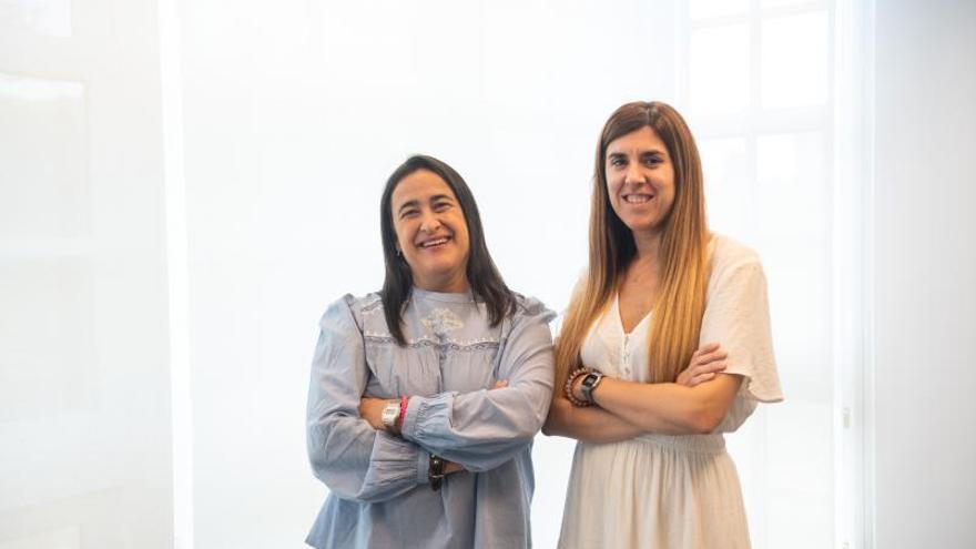 Luisa Andaluz (a la izquierda), junto a María López, trabajadora social de Afaco, ayer, en la sede de la Fundación Barrié, en A Coruña.  | // CASTELEIRO/ROLLER AGENCIA