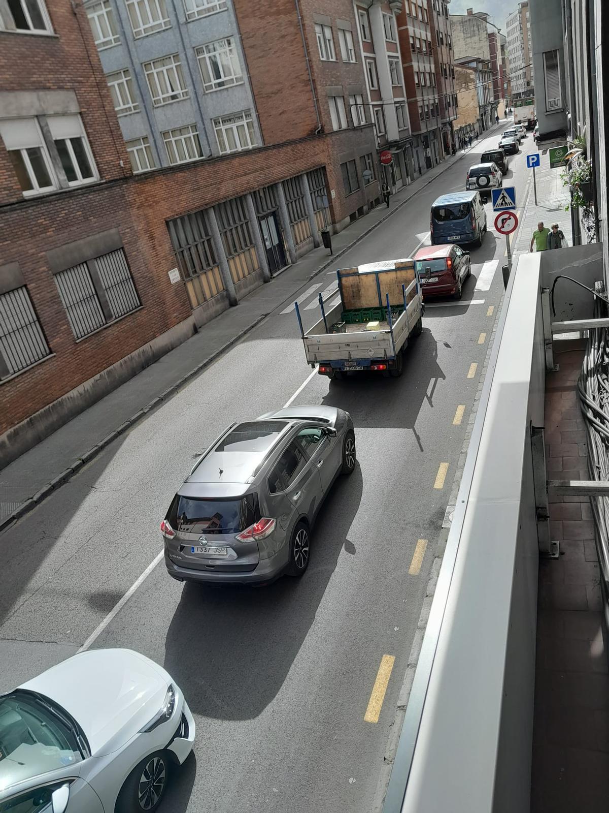 Tráfico intenso en la avenida de la Constitución.