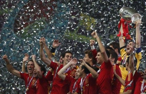 Casillas levanta la copa de la Euro 2012