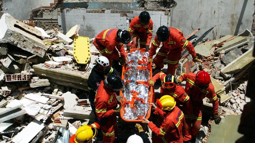 Alzira 2003. Una mujer falleció en Alzira al desplomarse sobre ella su vivienda, ubicada en la calle Teniente Boscá. Otra persona resultó herida y diez familias fueron desalojadas de los inmuebles colindantes.