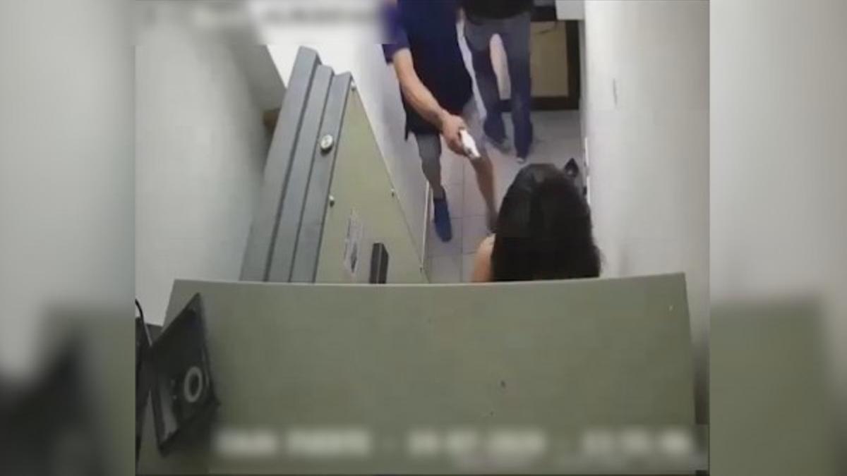 Los atracadores encerraron en esta caja fuerte a los empleados de la caja rural de Almudévar a punta de pistola.