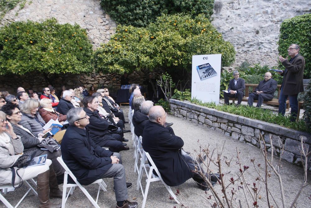 El llibre s'ha presentat al jardí de l'Àngel