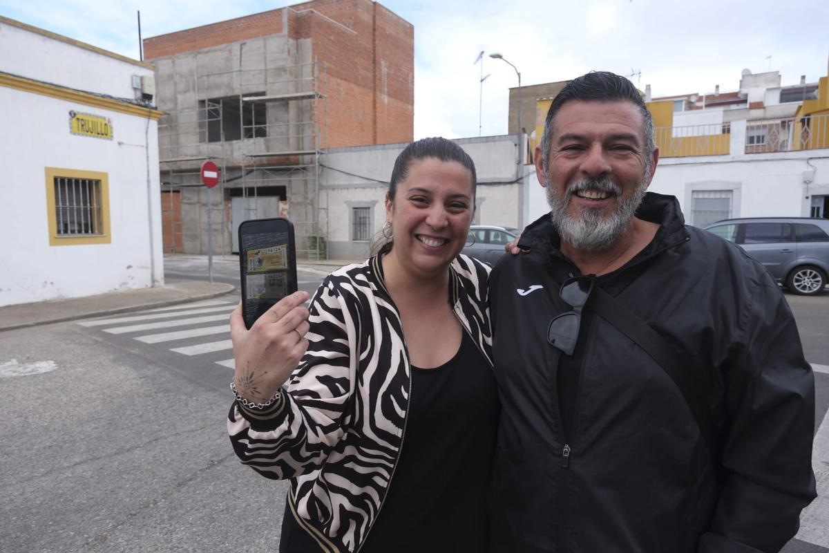 Isabel posa con su padre delante de la vivienda familiar que está construyendo.