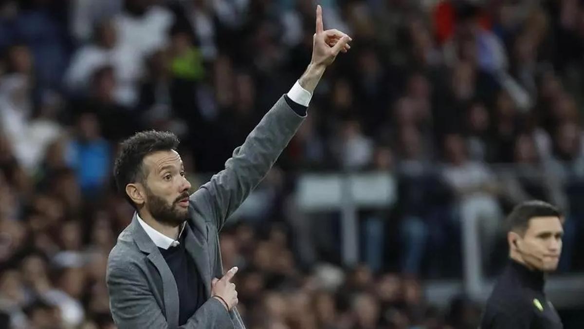 Carlos Corberán da instrucciones a su equipo en el Santiago Bernabéu