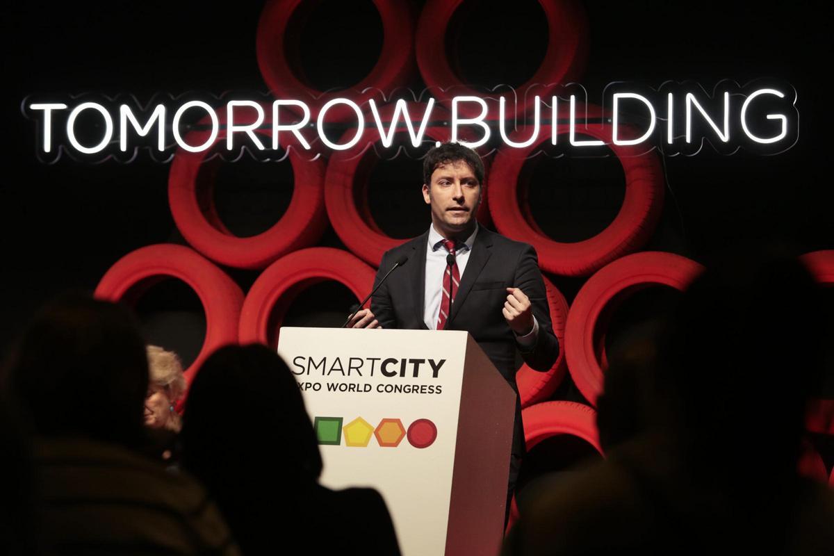 Un prfesional de scetor de la mobilidad dando una conferencia en el Tomorrow.Building 2022.