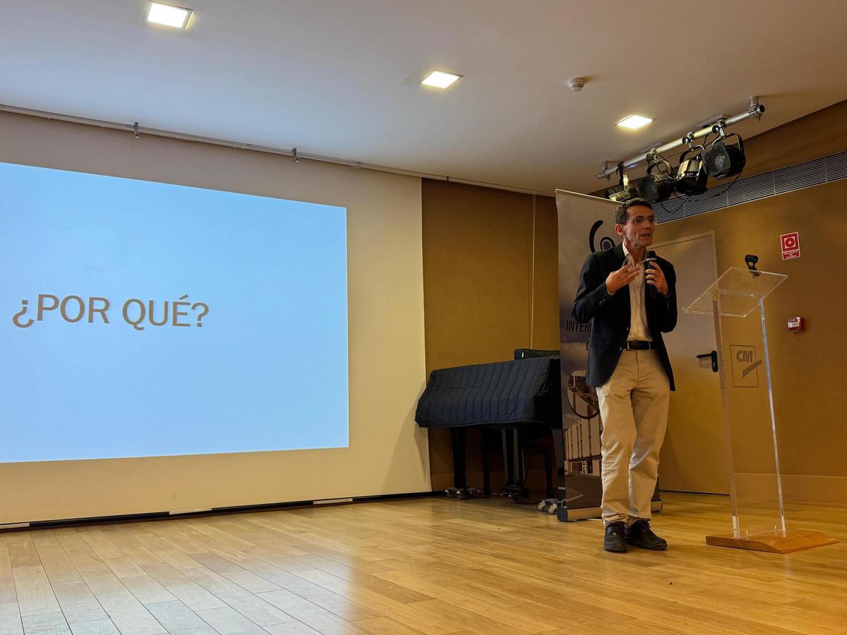 Luis Martínez, gerente de Poncemar, durante su intervención.