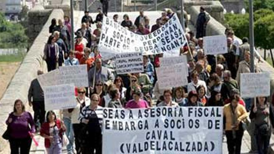 Los socios de Caval protestan ante la asesoría del antiguo gerente