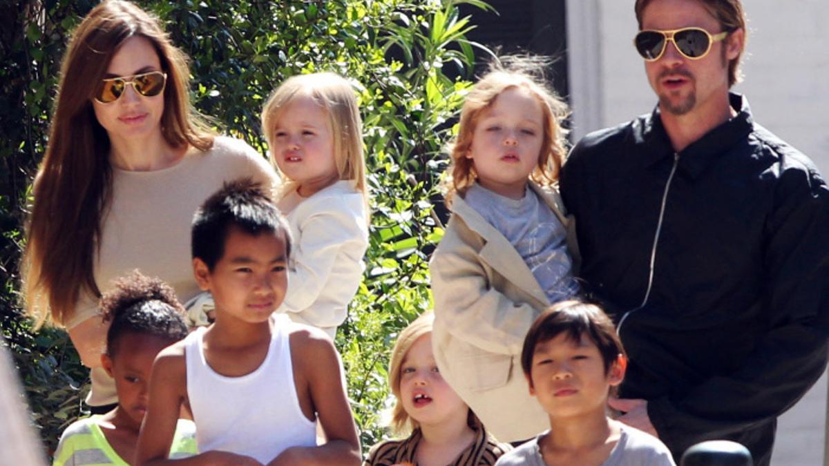 Angelina Jolie y Brad Pitt con sus seis hijos en 2011