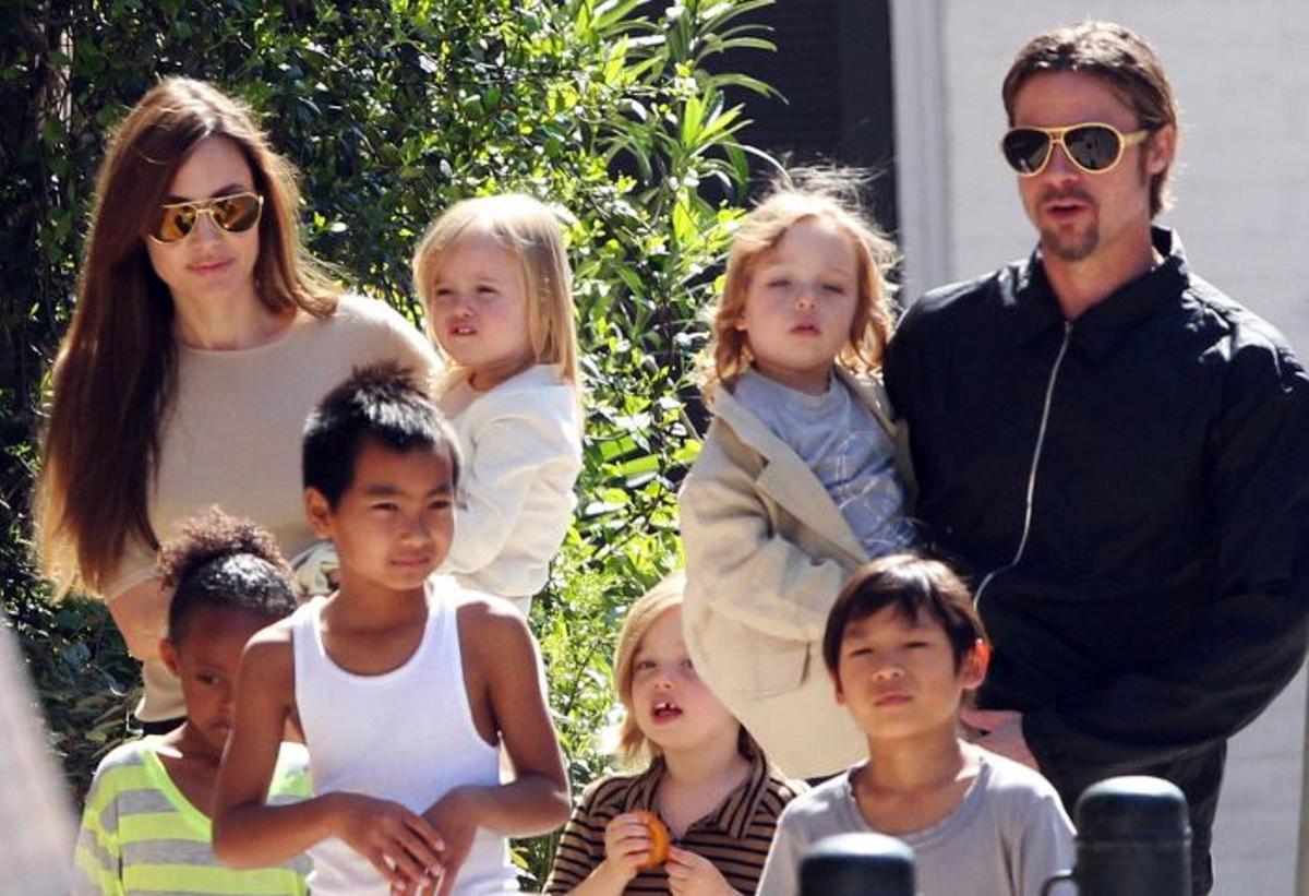 Angelina Jolie y Brad Pitt con sus seis hijos en 2011