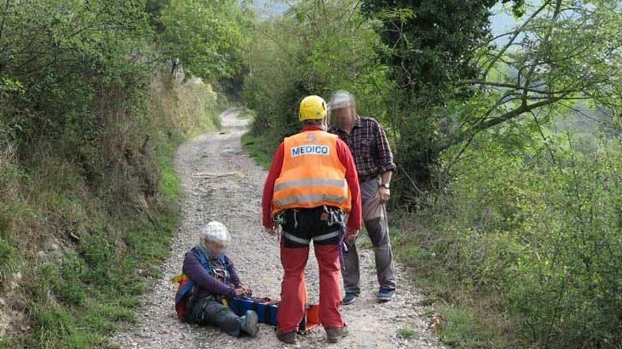 La mujer herida, antes de ser trasladada en helicóptero.