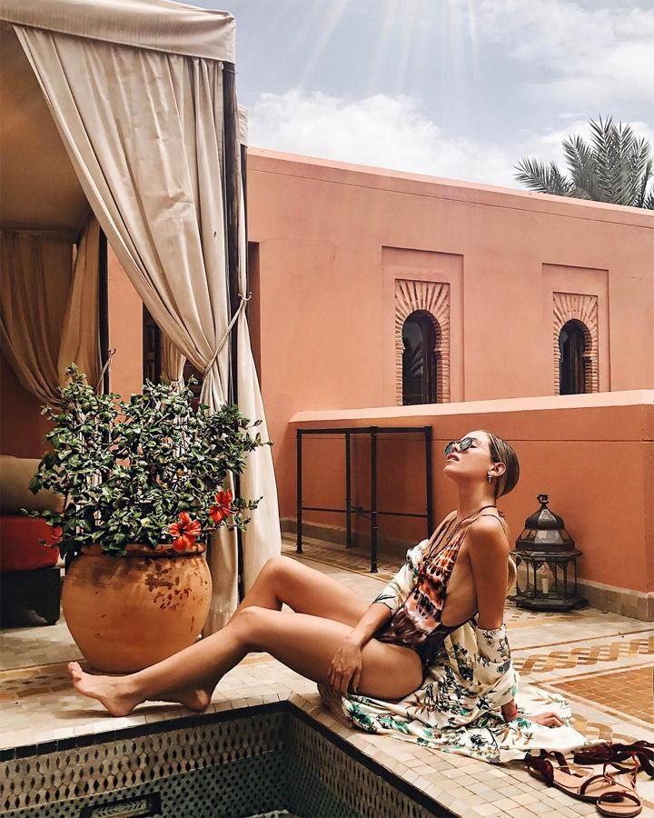 Michelle Salas tomando el sol en bañaador